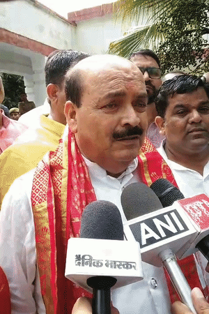 भाजपा के शिक्षक सम्मेलन में एमएलसी देवेंद्र सिंह के कथित अपमान के बाद भाजपा प्रत्याशी की मुसीबत बढ़ गई है।