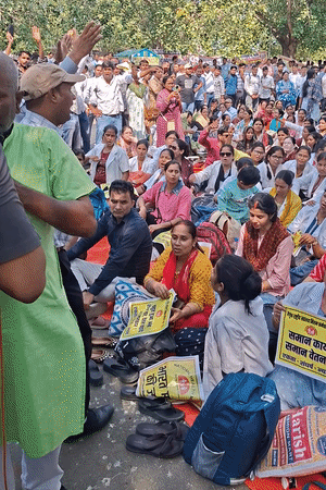 प्रदर्शन कर रहे कर्मियों ने कहा- जब तक हमारी मांगे नहीं पूरी होंगी, तब तक हम धरने पर बैठेंगे।