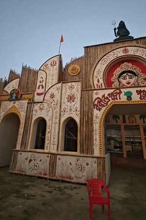 बंगाल की लोककला पर आधारित पंडाल बनाया गया है। बच्चों से लेकर बुजुर्गो तक के लिए आसानी से दर्शन की व्यवस्था की गई है।