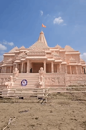 राममंदिर की थीम पर पर दुर्गा पंडाल तैयार किया गया है।