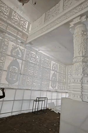 पंडाल को आधुनिक डिजाइन से तैयार किया गया है।