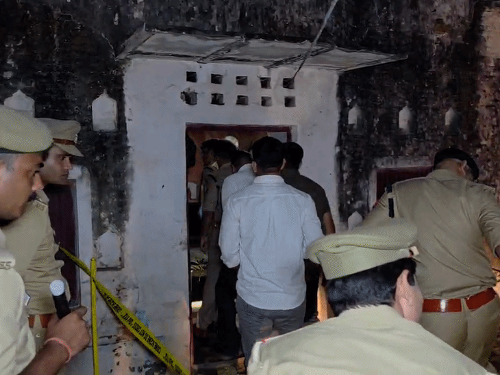 पुजारी की हत्या की सूचना पर पुलिस अफसर मौके पर पहुंचे। घटनास्थल पर जांच-पड़ताल की।
