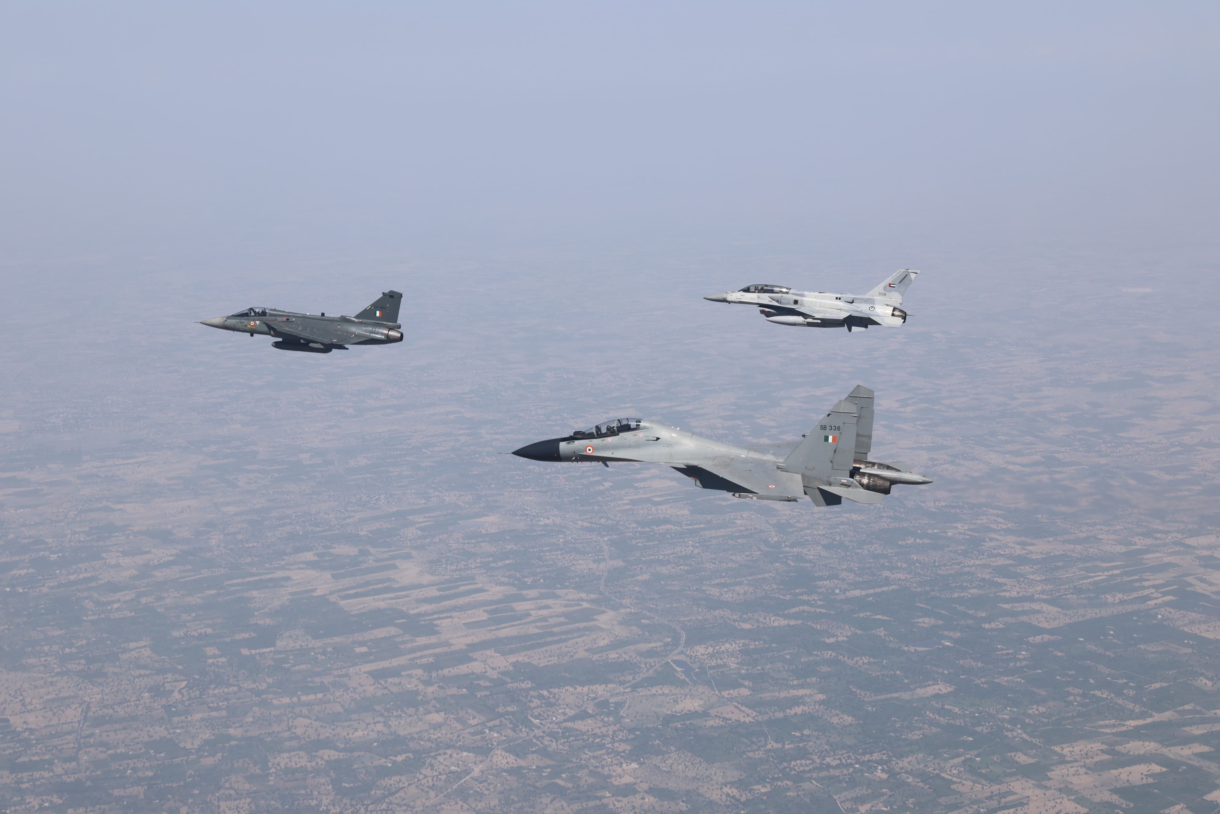 स्वदेशी फाइटर जेट तेजस के साथ सुखोई-30 और फाइटर जेट F-16 फाल्कन ने उड़ान भरी।
