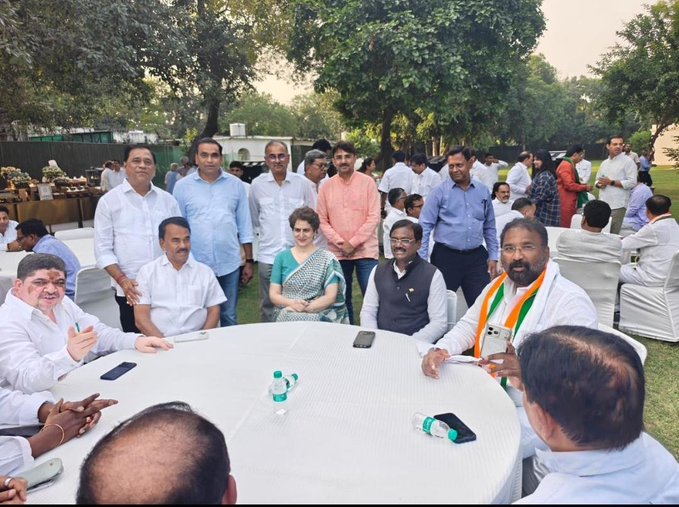 राहुल गांधी के आवास पर चाय के साथ बातचीत के लिए कांग्रेस सांसद प्रियंका गांधी वाड्रा, तेलंगाना के मंत्री पोन्नम प्रभाकर समेत INDIA ब्लॉक के अन्य नेता पहुंचे।