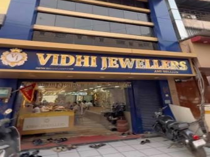 आरोपी महिलाओं ने इस सराफा दुकान में वारदात को अंजाम दिया है।