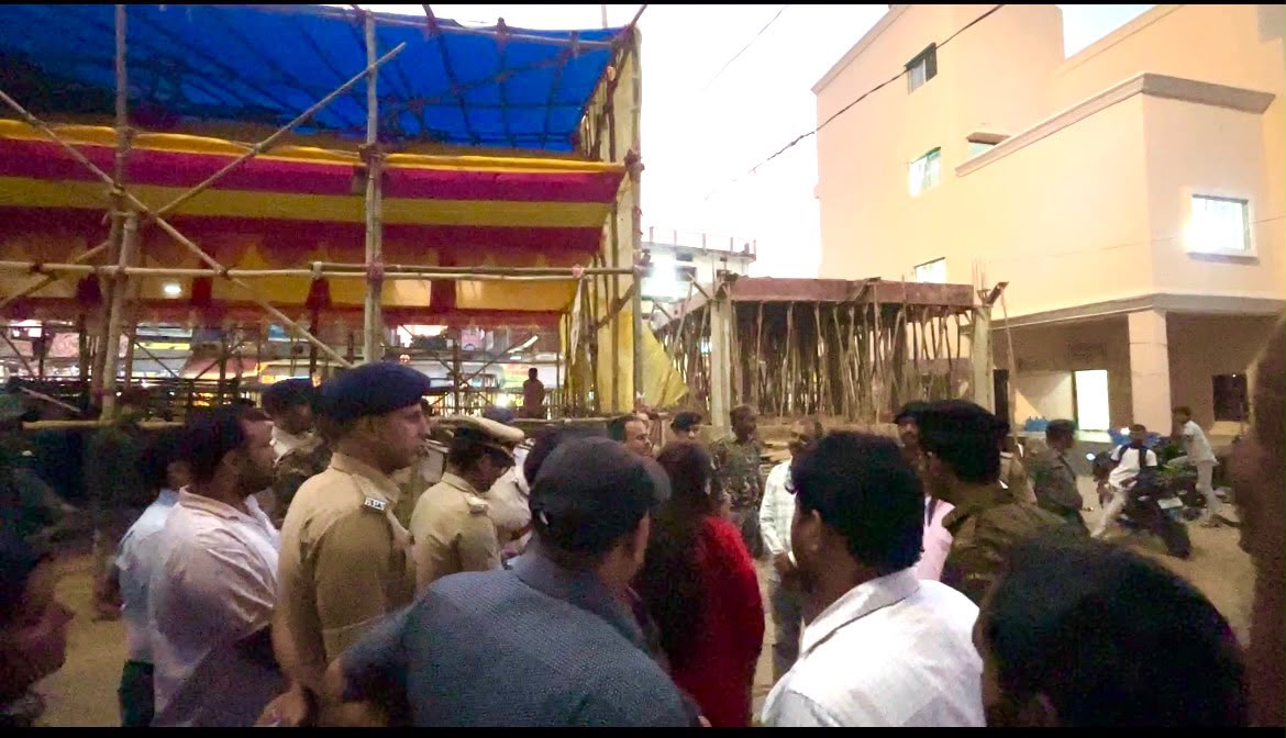 पूजा पंडाल का भी डीएम एसपी ने किया निरीक्षण