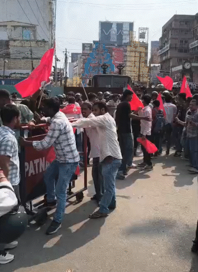 प्रदर्शन कर रहे छात्र बैरिकेड लेकर भाग गए।