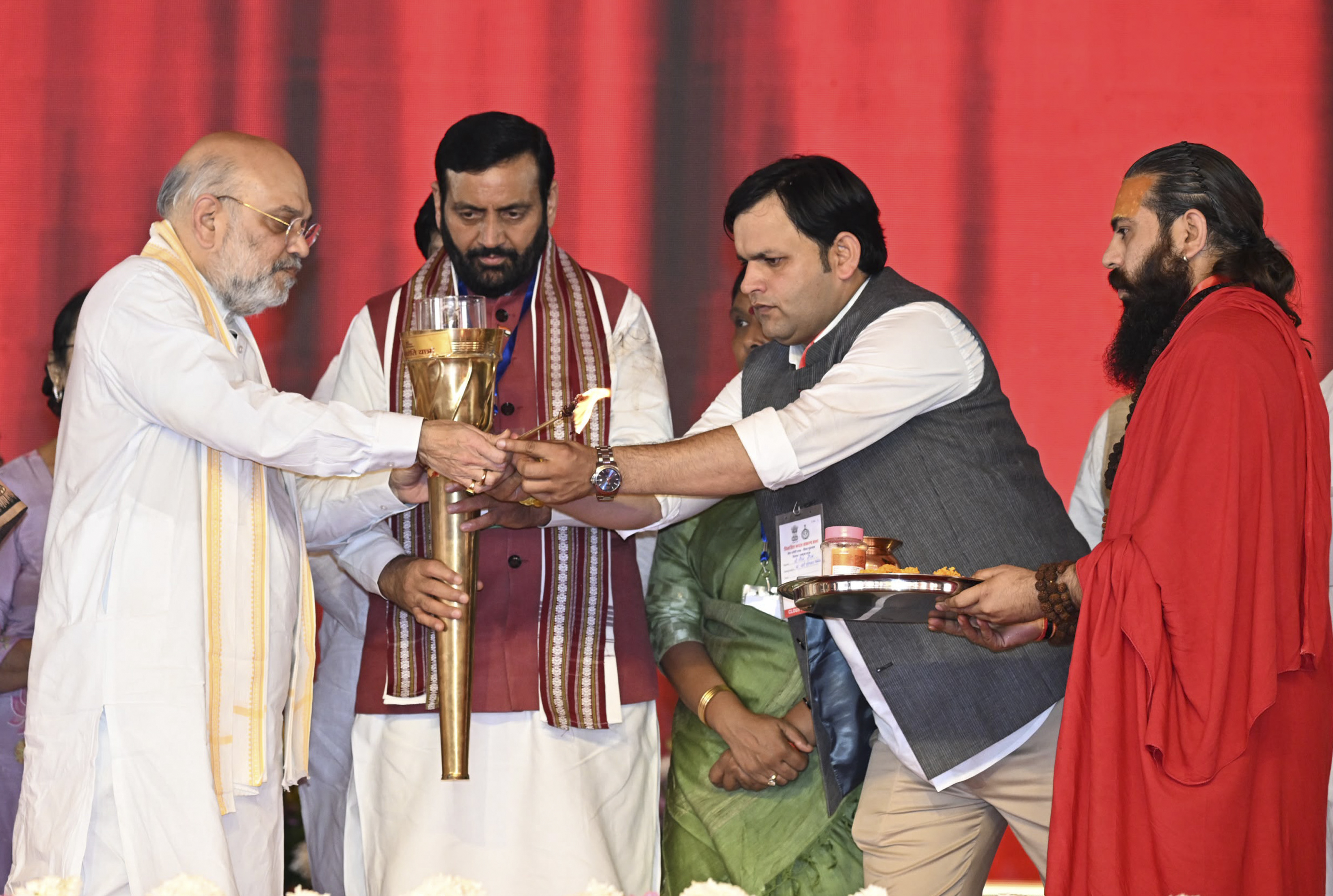 गृहमंत्री अमित शाह ने हरियाणा के मुख्यमंत्री नायब सिंह सैनी के साथ गुरुग्राम में ‘विकसित भारत संकल्प सभा- सेवा ज्योति यात्रा’ की मशाल जलाई। यह ‘सेवा के 25 साल ’ कार्यक्रम का हिस्सा था।