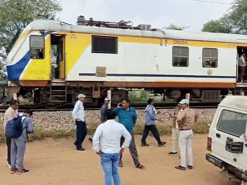 मौके पर पहुंचे रेलवे अधिकारी
