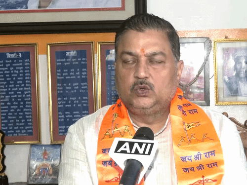 वीएचपी के उत्तर बंगाल के अध्यक्ष लक्ष्मण बंसल ने कहा- विवाद उन लोगों से उत्पन्न होता है जो ईश्वर में विश्वास नहीं करते।