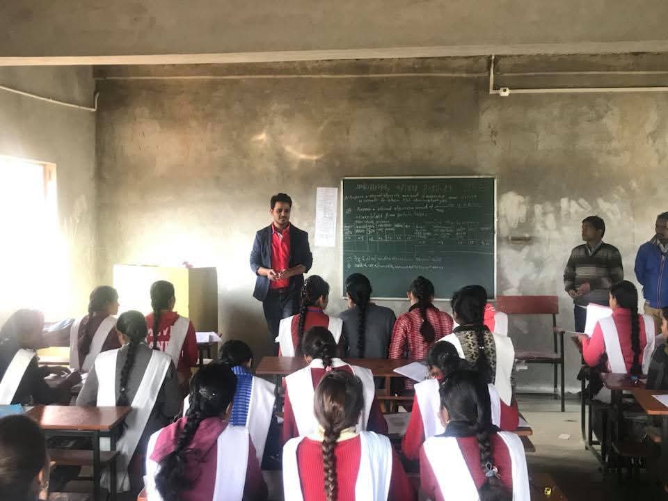 अमित दुबे आईआईटी-जेईई व नीट की तैयारी करने वाले विद्यार्थियों को पढ़ाते भी हैं।