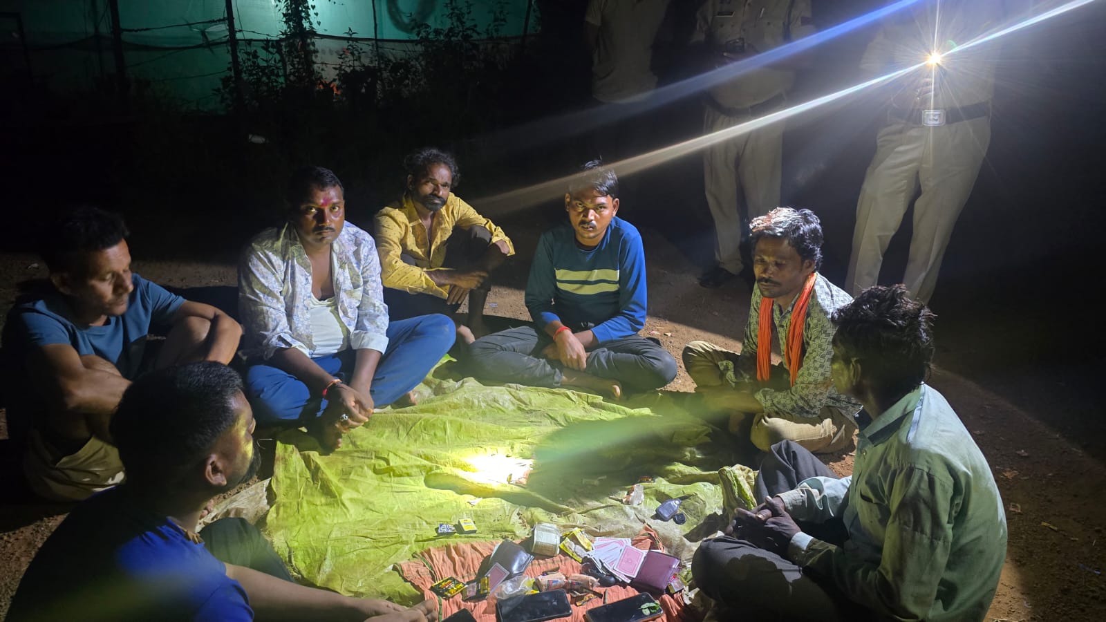 पुलिस ने जुआरियों को किया गिरफ्तार।
