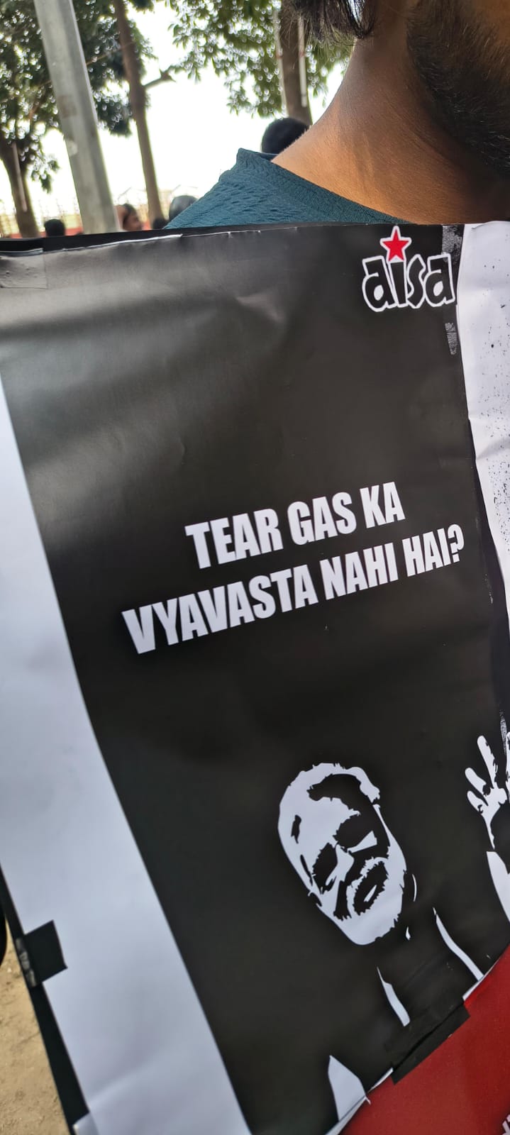 धर्मेंद्र प्रधान के इस्तीफे की मांग को लेकर हुए प्रोटेस्ट में बिहार की एक रील वायरल हुई थी, उसी तर्ज पर बनाया गया पोस्टर।