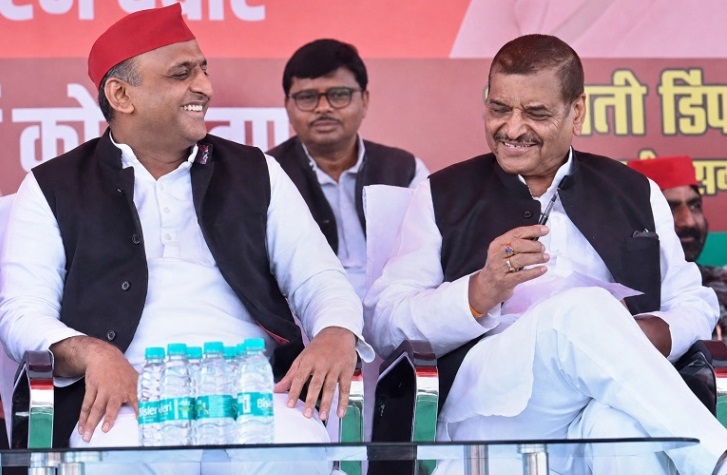 इस वक्त अखिलेश यादव और शिवपाल यादव एक हो चुके हैं। विधानसभा चुनाव में दोनों साथ हैं।