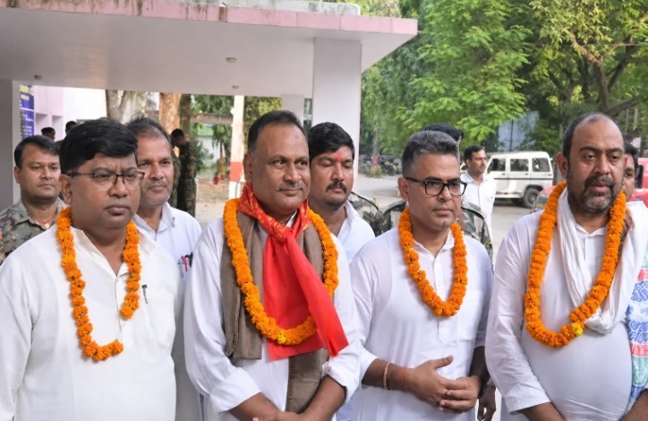 MLC चुनाव के लिए राम पुकार सिन्हा (लेफ्ट से दूसरे) ने 5 अक्टूबर को नामांकन दर्ज कराया। इस दौरान RLM के तीन विधायक उनके साथ मौजूद रहे।