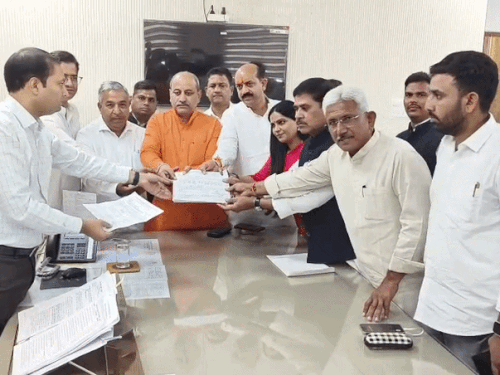 जिला निर्वाचन अधिकारी लोक बंधु को भाजपा ने सौंपी लिस्ट।