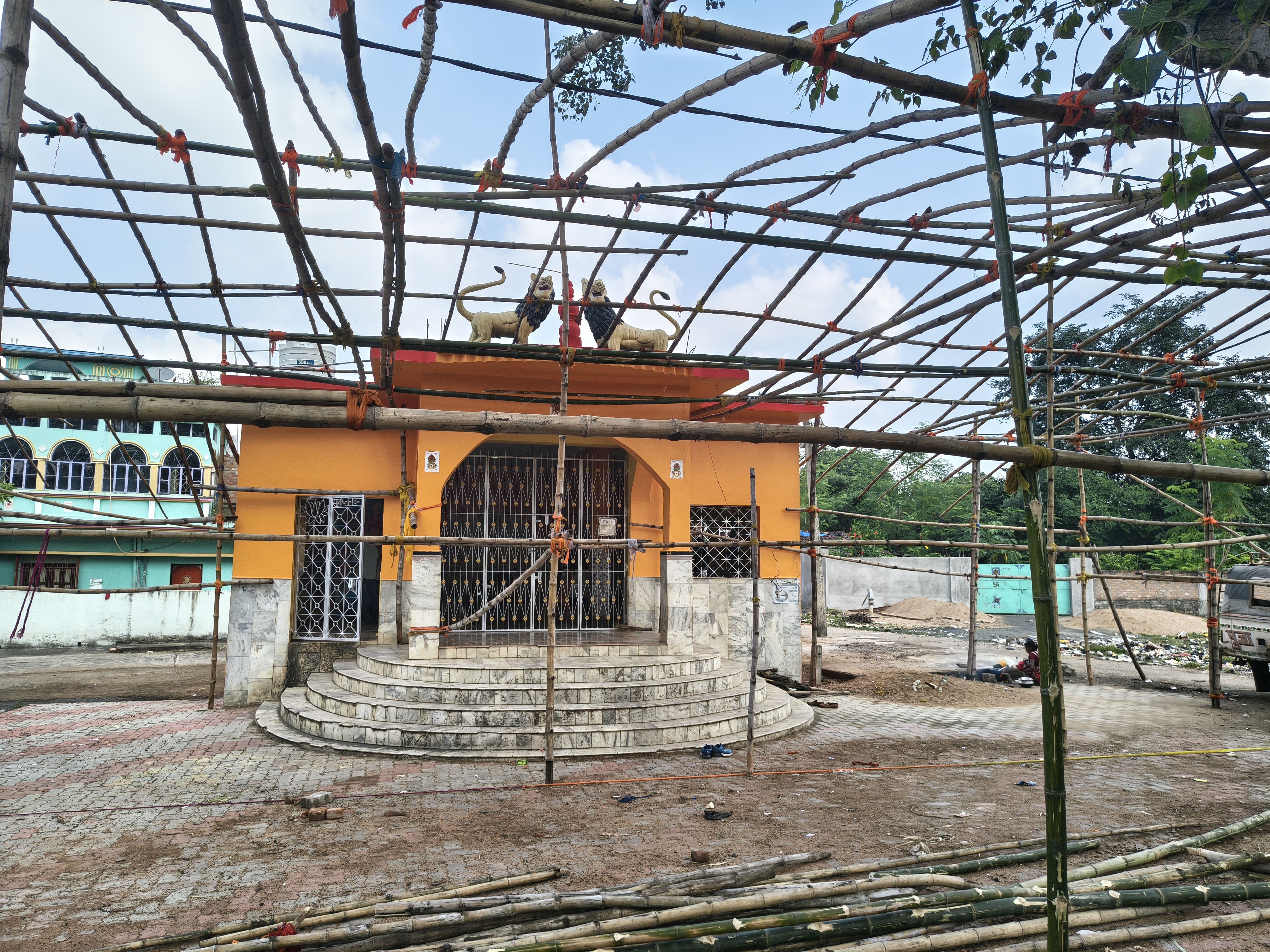 इस वर्ष पूजा पर करीब तीन से चार लाख रुपए खर्च होने का अनुमान है।