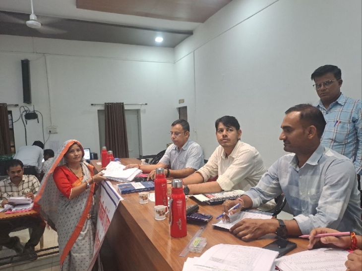 पाली पंचायत समिति भवन में बुधवार को नामांकन पत्र जमा करवाते हुए उम्मीदवार।