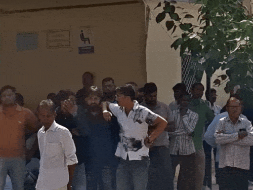 मोर्चरी के बाहर धरने पर बैठे लोग।