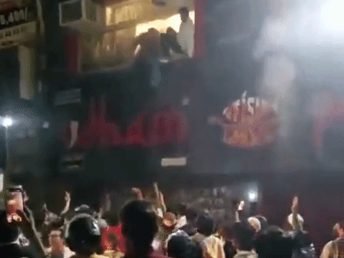 किचन में आग लगने से पूरे रेस्टोरेंट में धुआं भर गया।