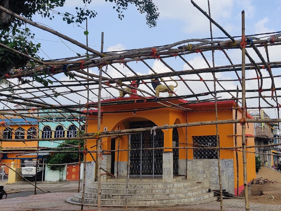प्रखंड के तालपहाड़ी में पिछले चार वर्षों से दुर्गा पूजा का आयोजन किया जा रहा है।