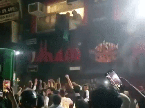 लोग जान बचाने के लिए पहली मंजिल की खिड़की से कूदने लगे।