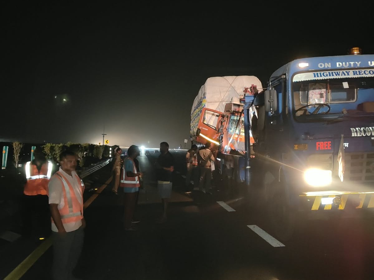 सुल्तानपुर में पूर्वांचल एक्सप्रेस-वे पर मंगलवार की देर रात हुआ हादसा।