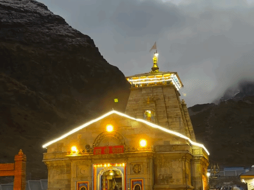 उत्तराखंडमधील केदारनाथ धाम येथे बुधवारी हवामान खराब राहिले. हलक्या सरींसह दिवसभर ढगाळ वातावरण होते.