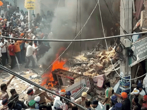 आरोपी की दुकान बुलडोजर से तोड़ी गई। इसके बाद गुस्साए लोगों ने दुकान का सामान बाहर निकालकर फेंका और तोड़फोड़ की। फिर उसमें आग लगा दी। - Dainik Bhaskar