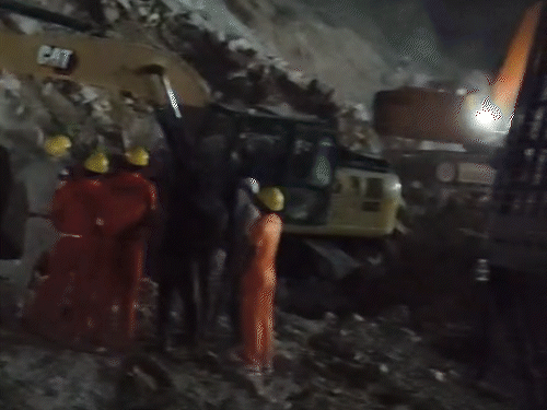 टीमों ने मंगलवार को रातभर रेस्क्यू ऑपरेशन चलाया।
