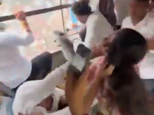 बस में मारपीट करते हुए एनएसयूआई की राष्ट्रीय सचिव रितु बराला और महिला पुलिसकर्मी।