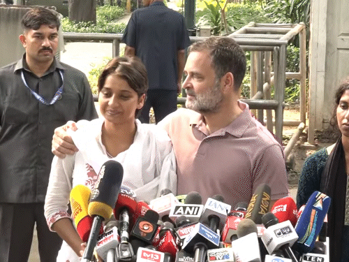 लोकसभा में विपक्ष के नेता राहुल गांधी ने बुधवार को दिल्ली में रितु बराला के साथ प्रेस कॉन्फ्रेंस की।