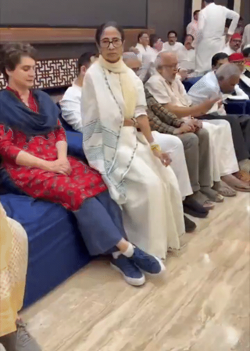 राहुल, प्रियंका समेत विपक्षी नेता दिल्ली के कॉन्स्टिट्यूशन क्लब पहुंचे। 13 पार्टियों के नेता एकजुट हुए।