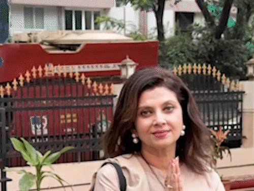 प्रेयर मीट में पहुंची अभिनेत्री वर्षा उसगांवकर।