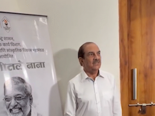 प्रेयर मीट में डायरेक्टर मेहुल कुमार शामिल हुए।