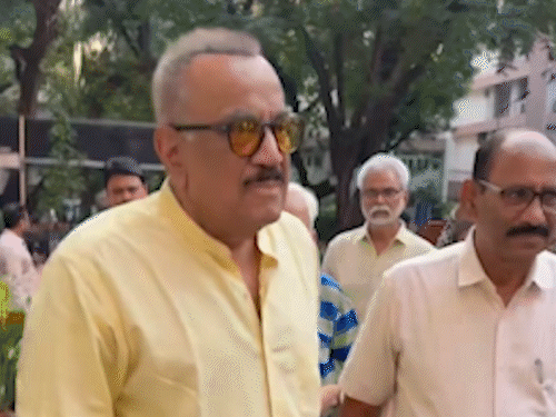 नाना पाटेकर को श्रद्धांजलि देने 'सीआईडी' फेम अभिनेता शिवाजी साटम पहुंचे।