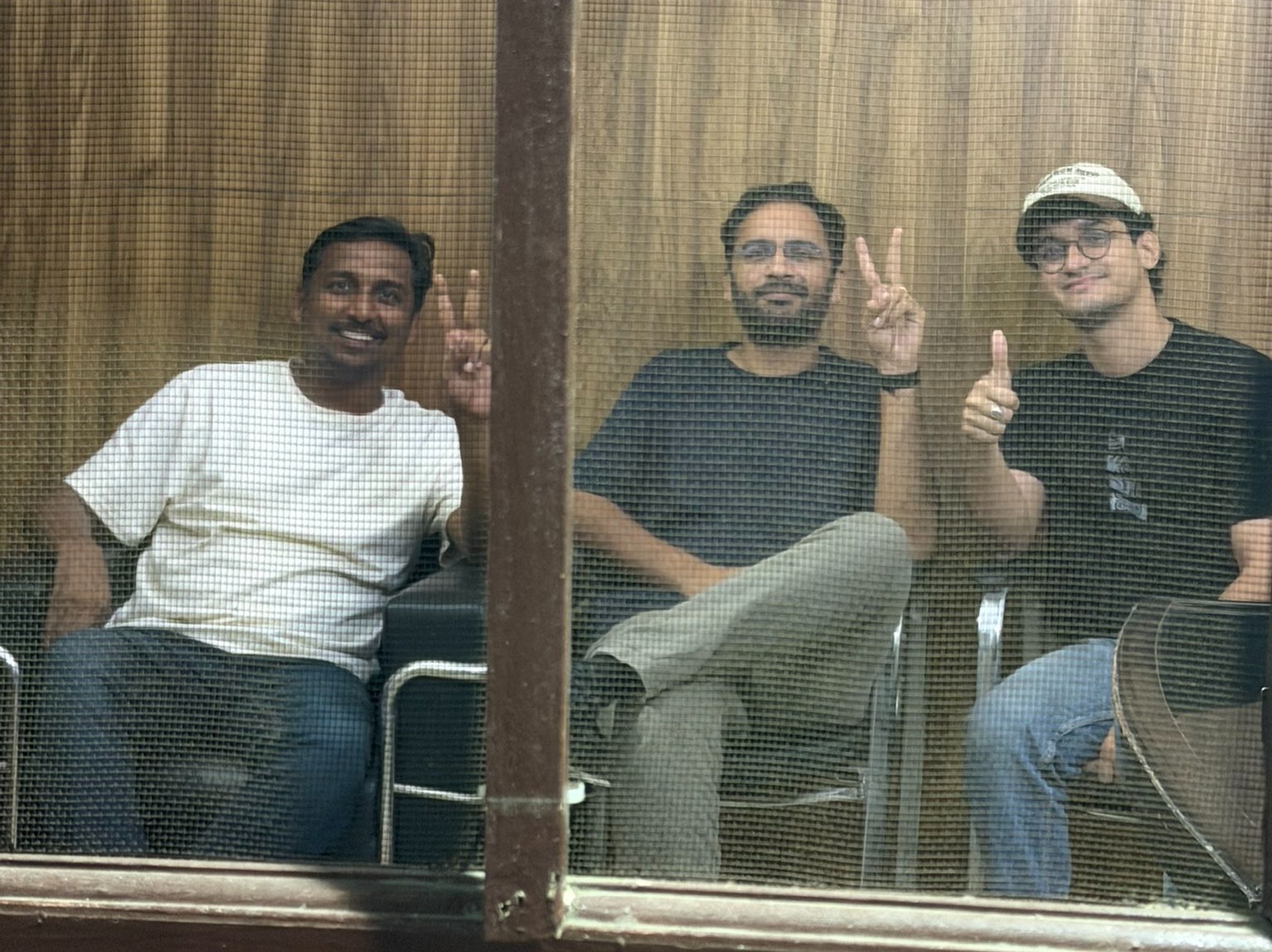 संसद मार्ग थाने में बैठे अजिंक्य, आशुतोष और सौरव दास की यह फोटो रत्ना ने अपने X हैंडल पर पोस्ट की है। - Dainik Bhaskar