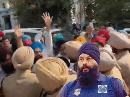 लुधियाना से मानसा जा रहे अकाली दल वारिस पंजाब दे के नेता मनप्रीत अयाली को पुलिस ने रोककर हिरासत में लिया। इनसेट में मृतक परविंदर झोटा की फाइल फोटो - Dainik Bhaskar