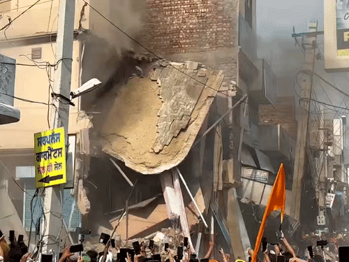 लोगों ने दुकान में तोड़फोड़ के बाद उसमें आग लगा दी।