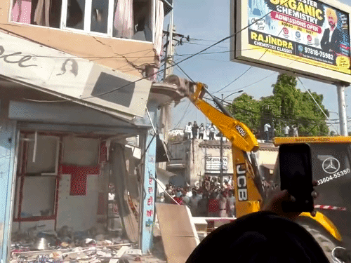 आरोपी केमिस्ट की दुकान पर बुलेडोजर चलाया गया।