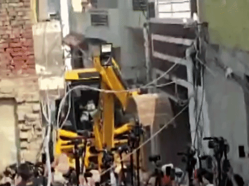 आरोपी के घर पर भी बुलडोजर चलाया गया।