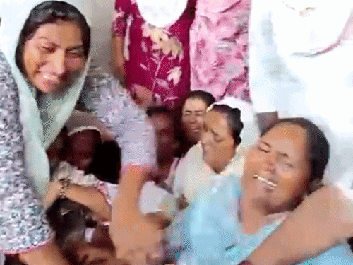 बेटे की मौत पर परिवार के सदस्य विलाप करते हुए।
