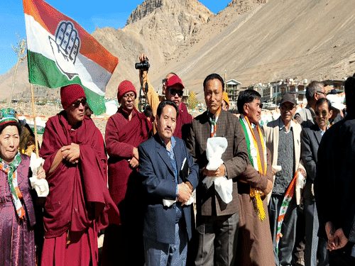 CM सुक्खू के स्वागत को काजा में पहुंचे लोग।