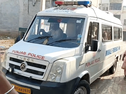 जांच के लिए पुलिस ने फोरेंसिक टीम भी बुलाई।