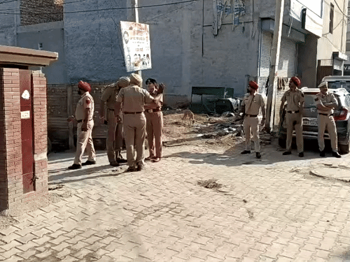 फायरिंग की सूचना के बाद मौके पर जांच के लिए पहुंची पुलिस।