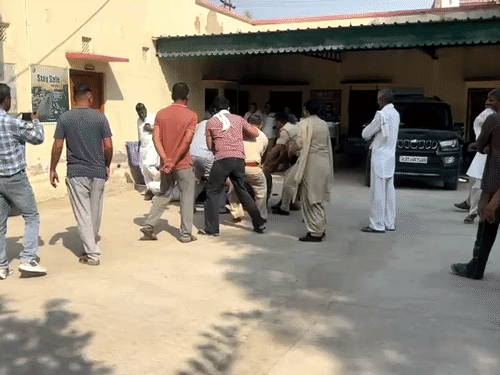 तारानगर थाने में आरोपी की बहू के पीहरवालों ने पिटाई कर दी। पुलिसकर्मियों ने उसे छुड़ाया।