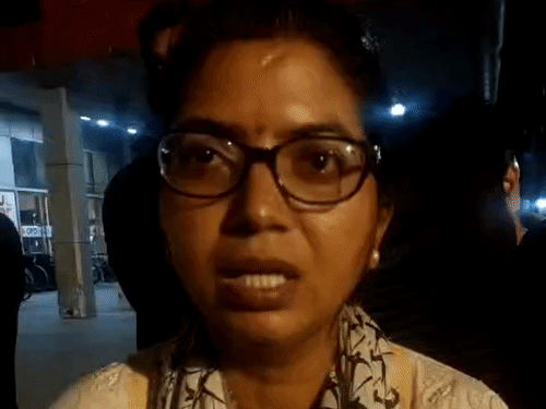 मामले की जानकारी देते हुए योगिता।
