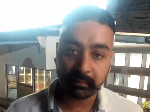 पड़ोसी चमनदीप जानकारी देते हुए।