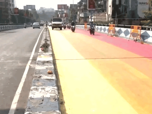 कोलकाता के गेरियाहाट फ्लाईओवर पर लाल, पीले और केसरिया रंगों की लंबी धारियां बनाई गई हैं।