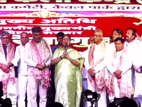 दिल्ली की आजादपुर रामलीला में स्पीच देती दिल्ली की मुख्यमंत्री रेखा गुप्ता।  - Dainik Bhaskar